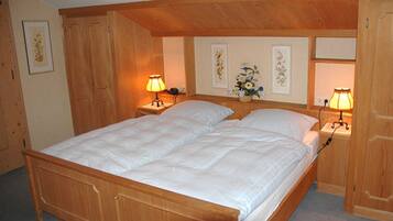 3 quartos, cofres nos quartos, berço de viagem, roupa de cama