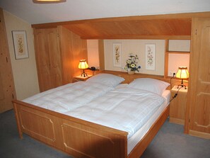 3 bedrooms, in-room safe, travel cot, bed sheets