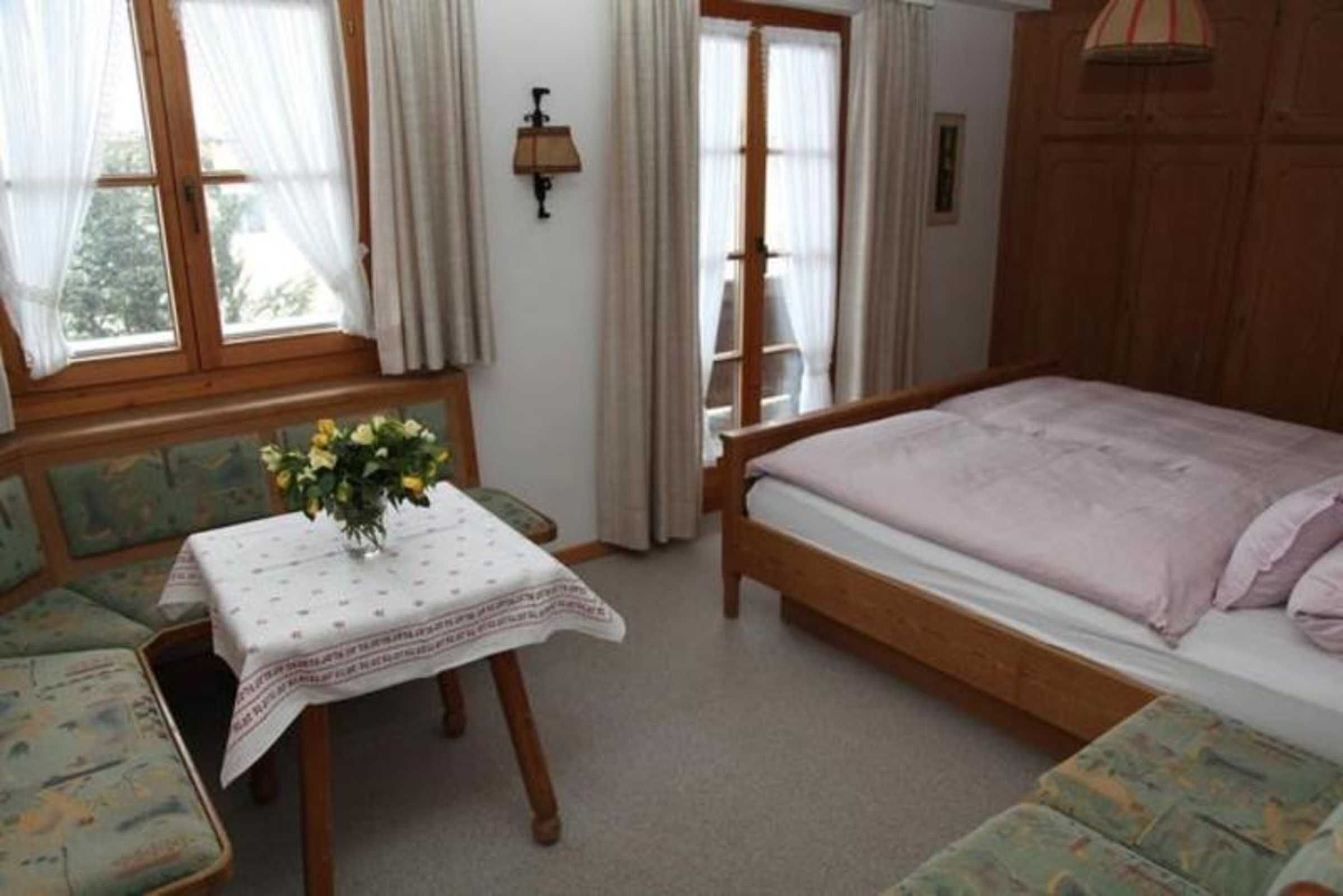 3 chambres, coffres-forts dans les chambres, lit parapluie