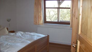 2 bedrooms, iron/ironing board, WiFi