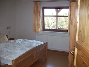 2 bedrooms, iron/ironing board, WiFi