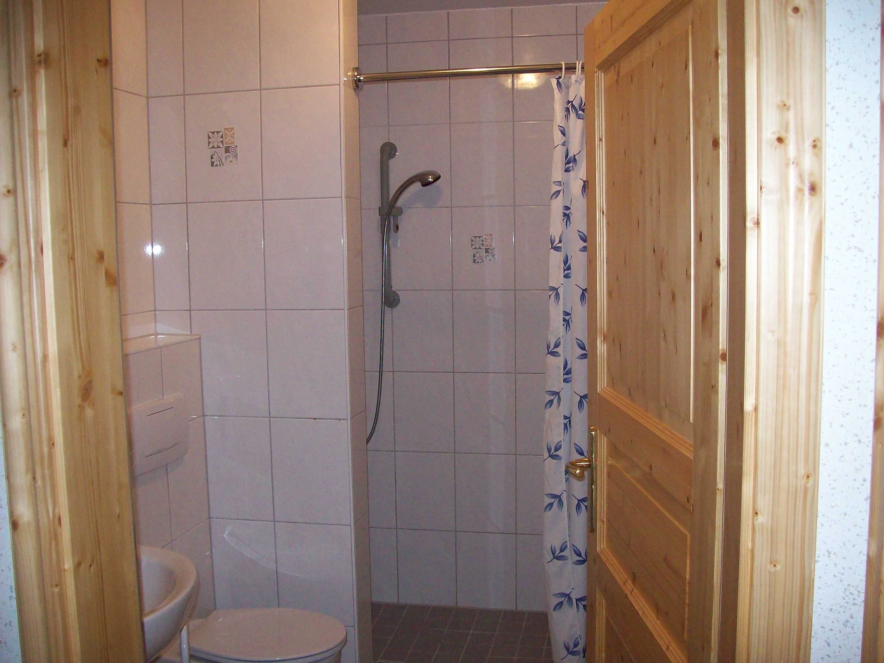 Dusche, Haartrockner, Seife, Toilettenpapier