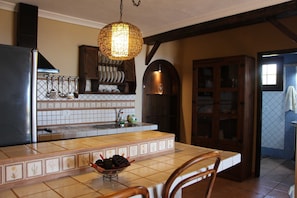 Een koelkast, een microgolfoven, een kinderstoel