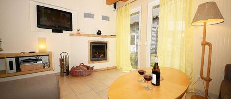 Una televisión, una chimenea