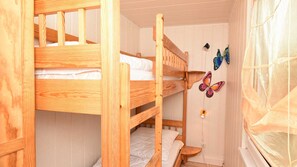 2 bedrooms, travel crib, WiFi