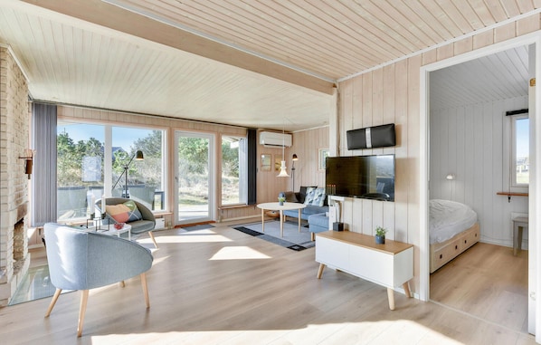 3 bedrooms, travel crib, free WiFi - Nice home in Hvide Sande with sauna (Hvide Sande)