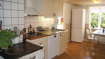 Réfrigérateur, plaque de cuisson, lave-vaisselle, cafetiÚre/bouilloire