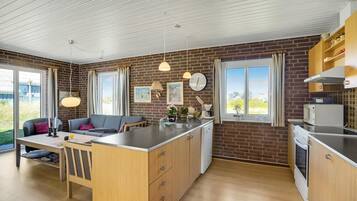 Een koelkast, een kookplaat, een vaatwasser