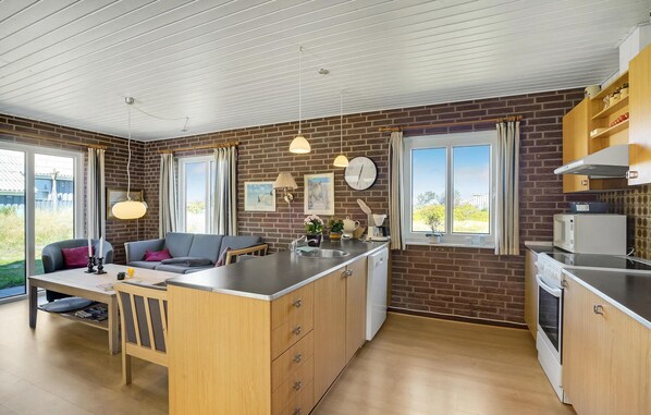 Fridge, stovetop, dishwasher, coffee/tea maker - Cozy home in Thisted with WiFi (Thisted)