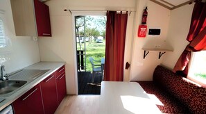Fridge, stovetop - Mobile home with air conditioning (Lido di Dante)