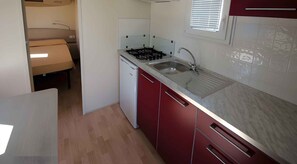 Een koelkast, een kookplaat