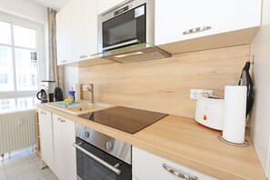 Kühlschrank, Mikrowelle, Ofen, Geschirrspüler
