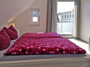 3 bedrooms, travel cot, WiFi, bed sheets