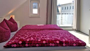 3 bedrooms, travel crib, WiFi, bed sheets