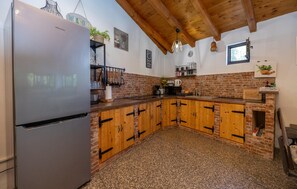 Kjøleskap, kokeplater, oppvaskmaskin og kaffetrakter/tekoker