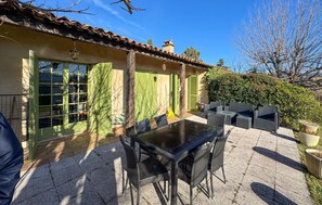 Outdoor dining - Amazing home in Gargas (Gargas)