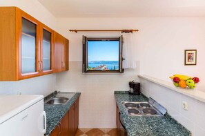 Fridge, oven, stovetop, coffee/tea maker - Holiday apartment with air conditioning and sea view (Dramalj)