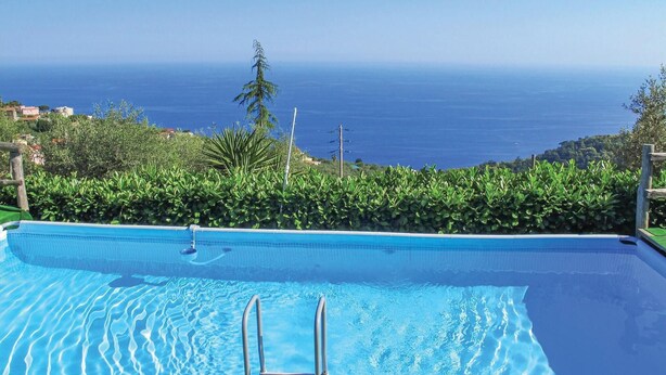 Una piscina con vistas al océano.