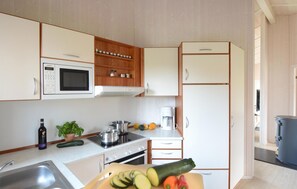 Kühlschrank, Mikrowelle, Herdplatte, Geschirrspüler