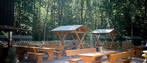 تناول الطعام بالخارج