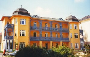 Un edificio de varios pisos con balcones y un patio central.