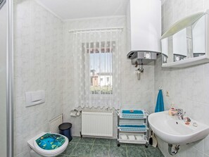 Regadera, jabón, papel de baño 