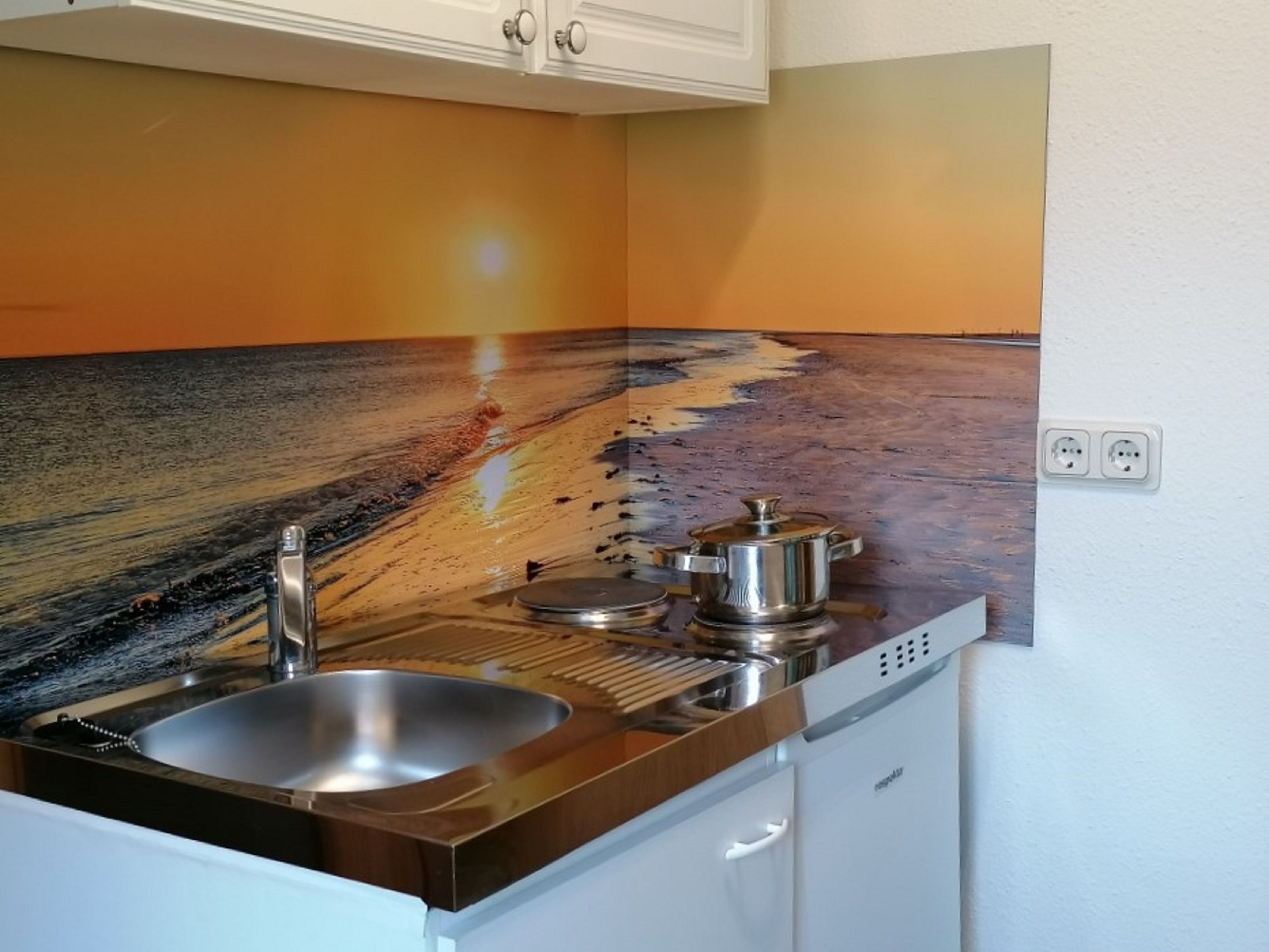 Kühlschrank, Wasserkocher mit Kaffee-/Teezubehör, Wasserkocher, Toaster