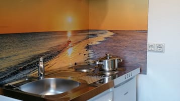 Kühlschrank, Wasserkocher mit Kaffee-/Teezubehör, Wasserkocher, Toaster