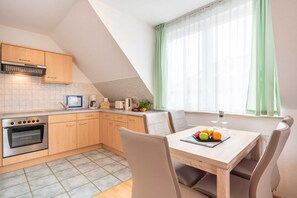 Kühlschrank, Mikrowelle, Ofen, Hochstuhl