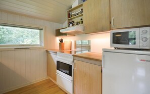 ثلاجة، موقد طهي مسطح، غسالة أطباق، ماكينة لصنع القهوة/الشاي