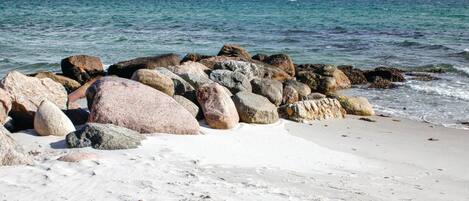 Una spiaggia nelle vicinanze