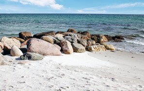 A beach with large rocks and a sandy shore. - Lovely home in Ebeltoft with sauna (Ebeltoft)