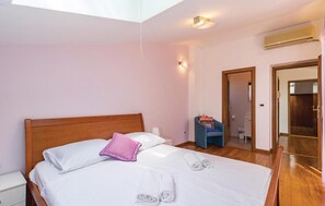 9 bedrooms, in-room safe, travel cot, free WiFi