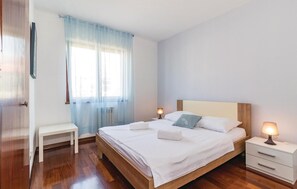 9 chambres, coffres-forts dans les chambres, lit parapluie