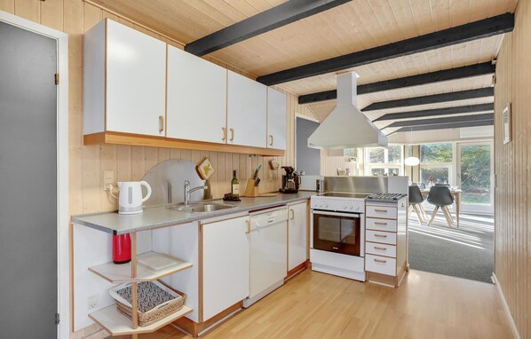 Kühlschrank, Mikrowelle, Herdplatte, Geschirrspüler