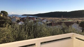 Une ville côtière avec des maisons, un ciel dégagé et une vue sur la mer.