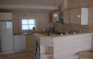 Køleskab, kogeplade, opvaskemaskine, kaffe-/temaskine