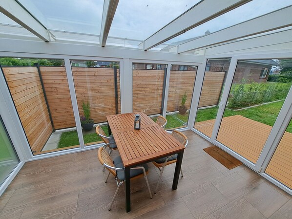 Outdoor dining - Vacation apartment ROBBE - Holiday apartments on the Wadden Sea (Friedrichskoog)