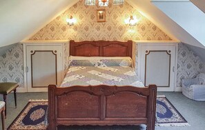 3 bedrooms, travel cot