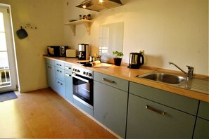 Kühlschrank, Mikrowelle, Ofen, Geschirrspüler