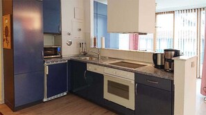 Kühlschrank, Mikrowelle, Ofen, Geschirrspüler