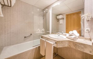 Bathtub - Amazing apartment in Riumar-Deltebre with swimming pool (Riumar-Deltebre)