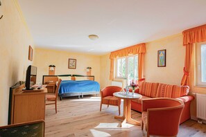 1 bedroom, desk, bed sheets