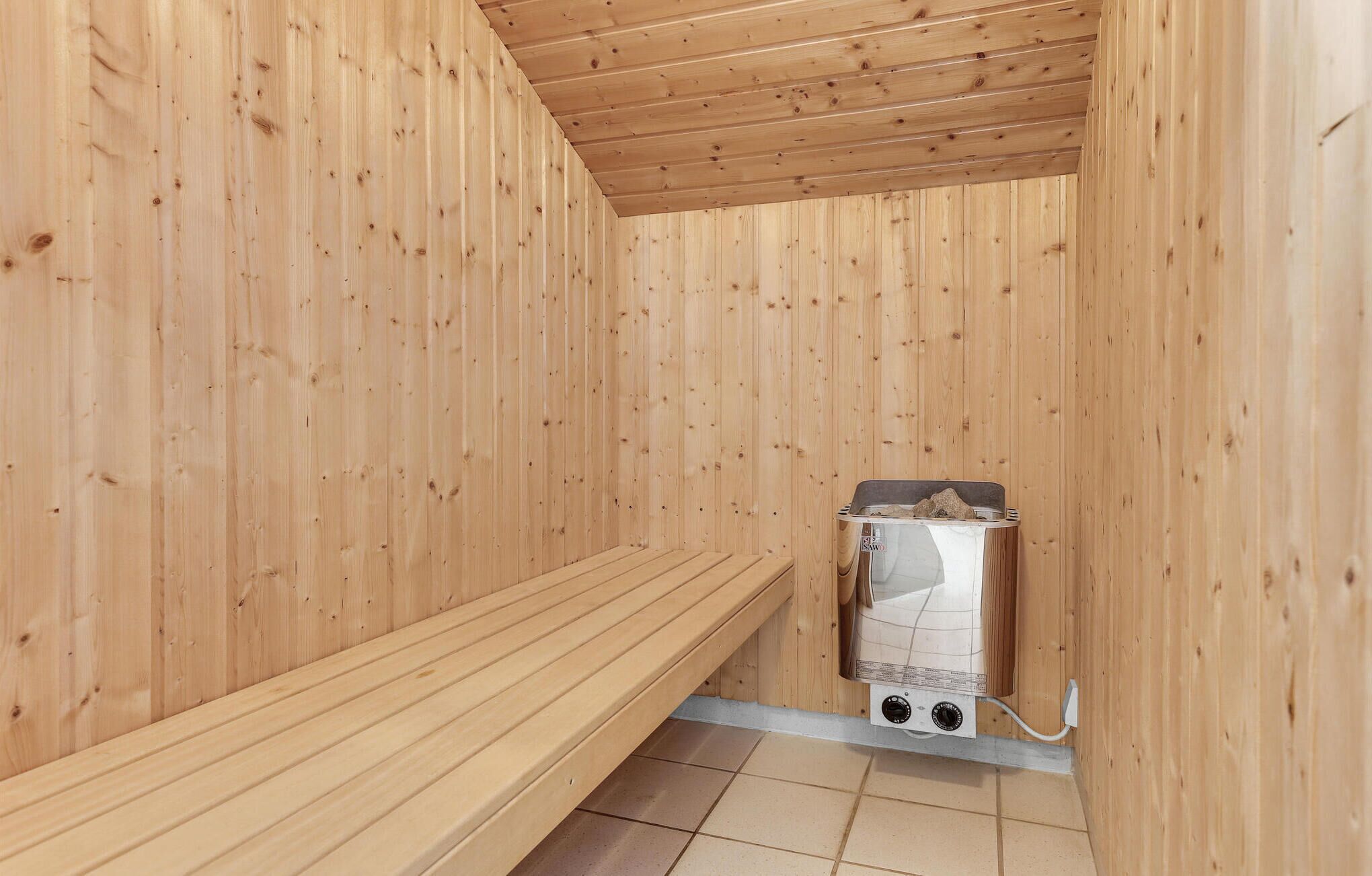 Ein Saunaraum mit Holzwänden und einer Sitzbank.