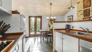 Fridge, stovetop, dishwasher, coffee/tea maker