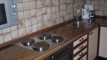 Kühlschrank, Mikrowelle, Ofen, Geschirrspüler