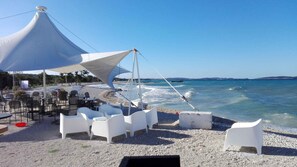 Una spiaggia nelle vicinanze