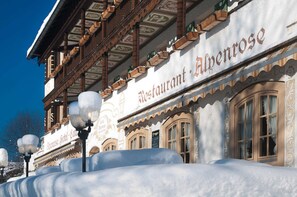A traditional building with a sign reading 'Restaurant Alpenrose.' - Single Room 12m² - Hotel & Restaurant Alpenrose Bayrischzell (Bayrischzell)