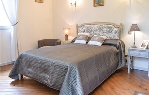 3 bedrooms, travel cot, free WiFi, bed sheets