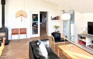 Fernseher, Kamin, DVD-Player, Tischfußball